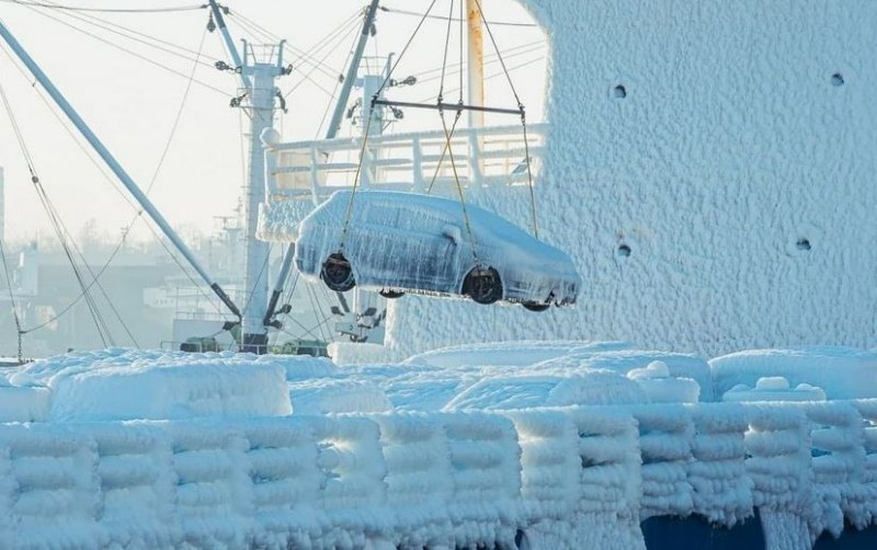 Кораб замръзна край Владивосток СНИМКИ
