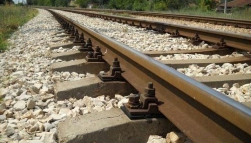 Международен шофьор опита да се самоубие, застана пред влак