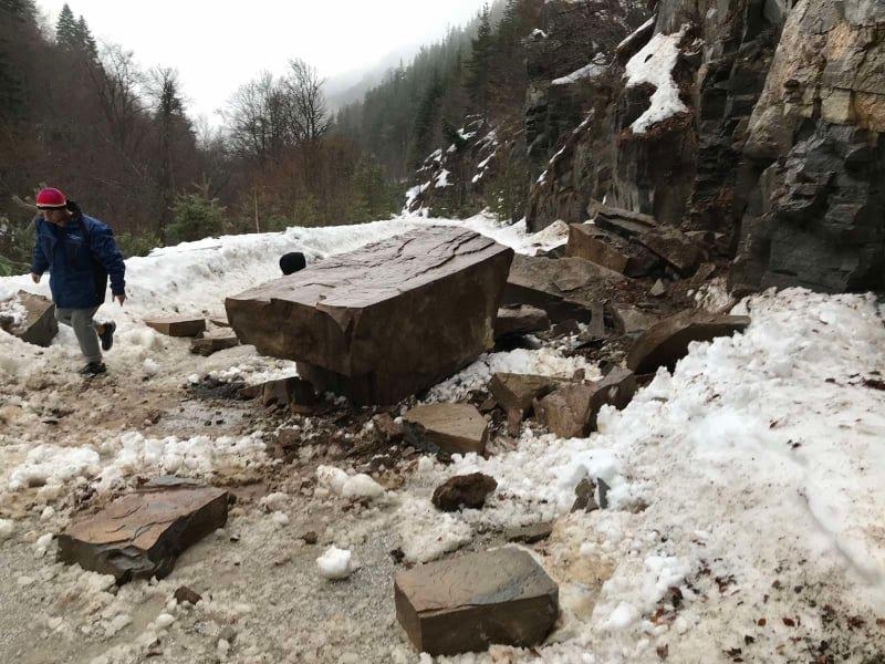 Паднали скали затвориха път за родопско село, блокирани са коли СНИМКИ
