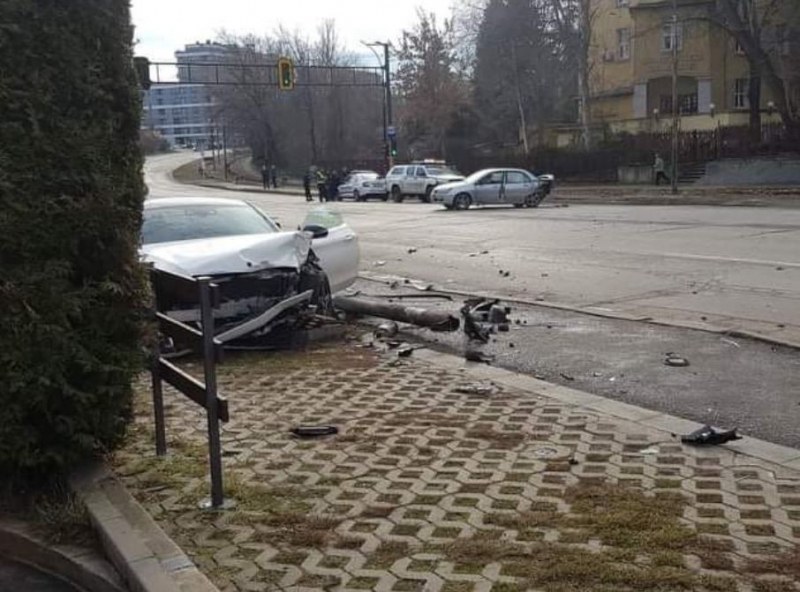Жената, пометена на спирка в София, е с опасност за живота