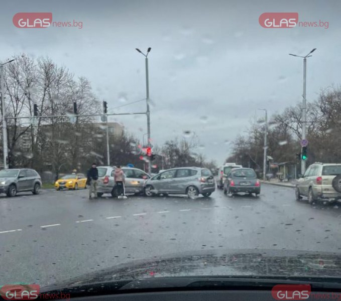 Две коли се блъснаха на централен булевард в Пловдив СНИМКА