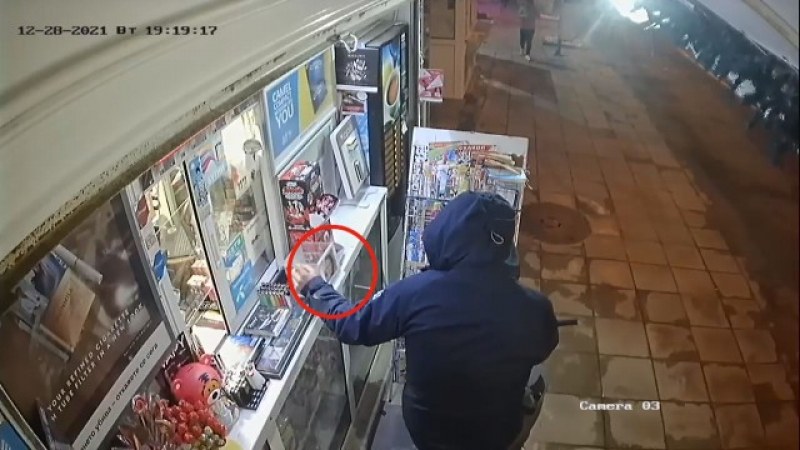 Младеж сви кутия с дарения за болно дете в Равда
