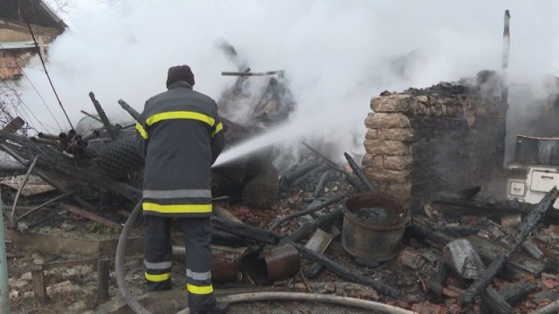 Огнена стихия погълна домове в мездренското село Люти дол СНИМКИ