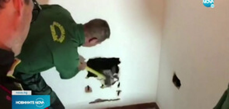 Спасиха кученце, заклещило се в тръба на сграда, разбиха стената