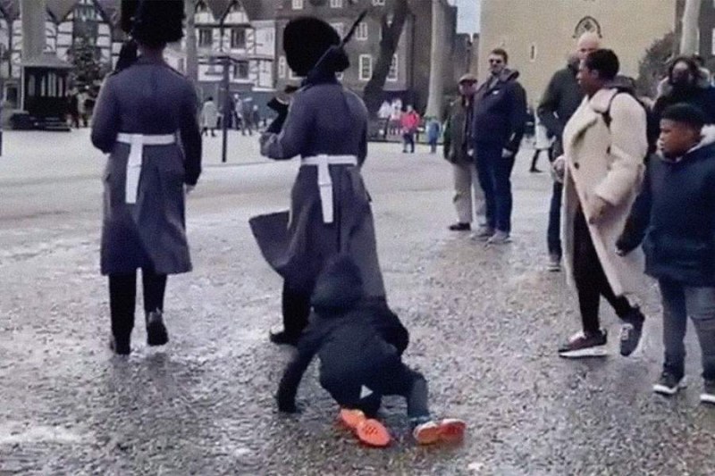 Кралски гвардеец събори дете и стъпи на крака му ВИДЕО