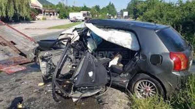 Жена загина край Ловеч, шофьорът е в тежко състояние