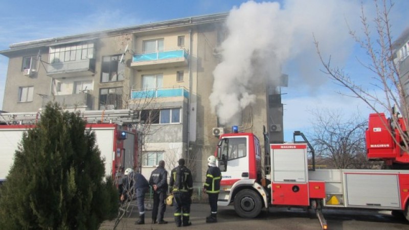 Трагедия в Русенско: Пожар в апартамент отне живот, има обгазени СНИМКИ