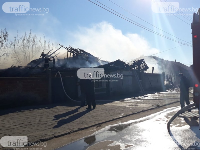 Къща изгоря в Раковски, майка и син остават без дом