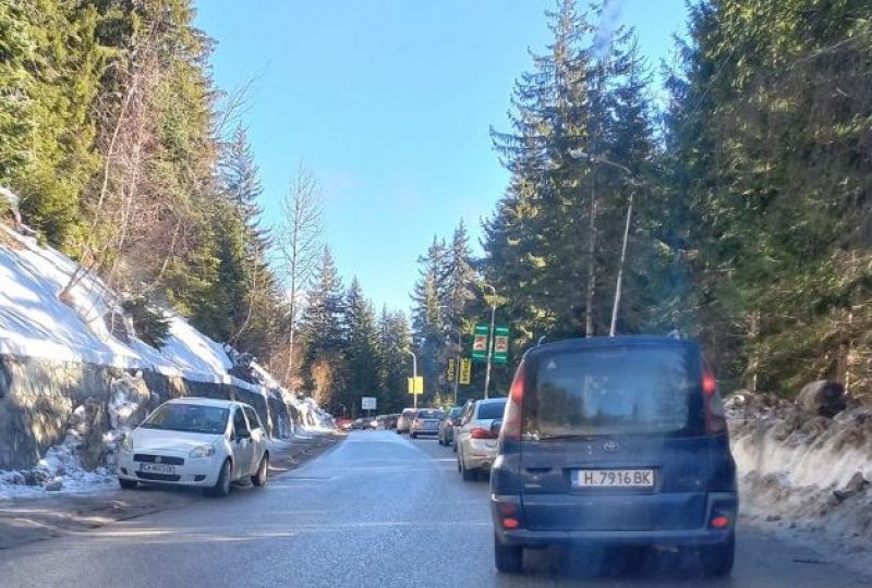Километрични задръствания на пътя Асеновград - Смолян