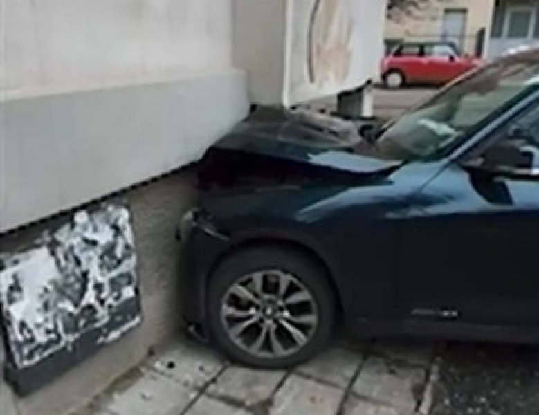 Кола се заби в балкона на жилищен блок в София