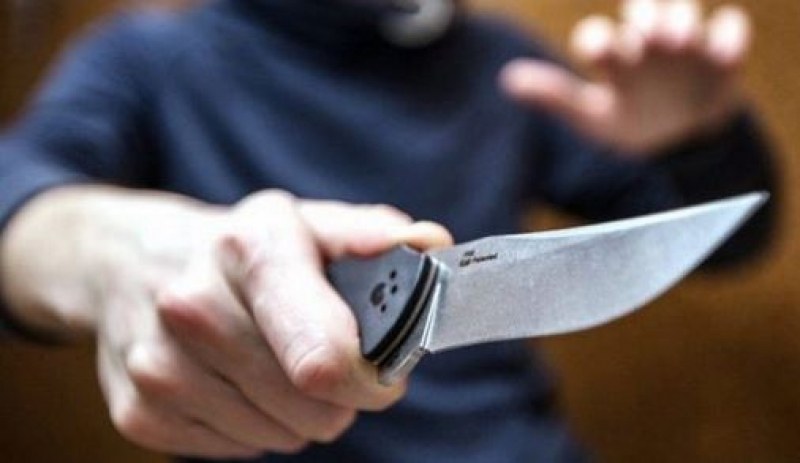 Непълнолетни заплашиха с нож и ограбиха пловдивчанин в центъра на града