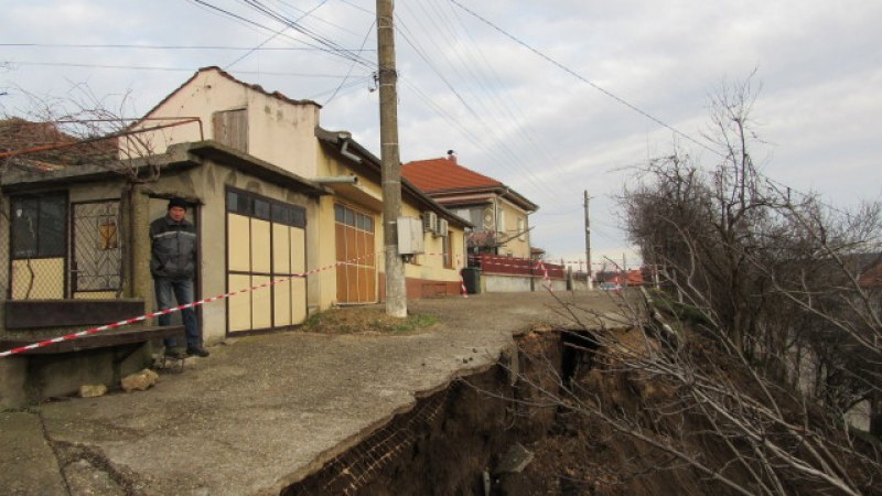 Улица пропадна до къщи във Ветово. Стълб виси във въздуха СНИМКИ