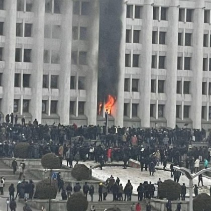 Протестиращи нахлуха и превзеха сградата на президентската резиденция, избухна пожар ВИДЕО