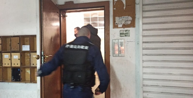 Млада жена увисна на бесило в центъра на Бургас