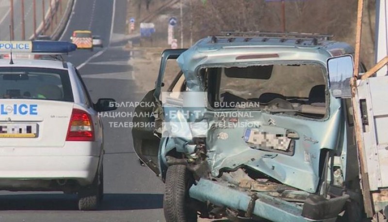 Товарен автомобил блъсна кола в аварийната лента на Е-79