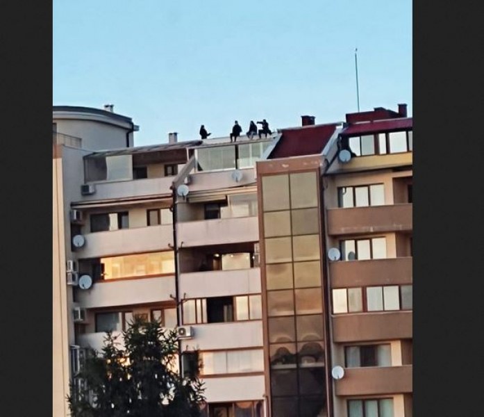 Опасно: Деца прескачат парапети на покрива на блок, за лайкове ли?