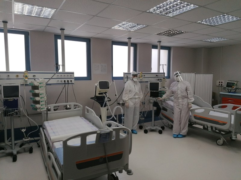 На прага на тъмночервената ковид зона: 509 българи в битка за живота си