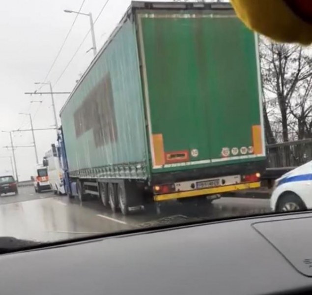 Камион и рейс се блъснаха в Пловдив, на мястото има линейка СНИМКИ
