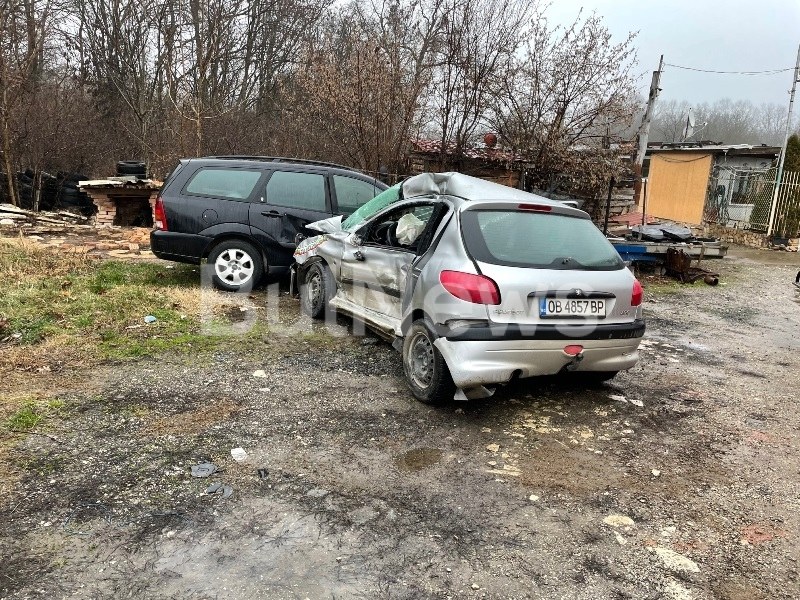 Камион и кола се блъснаха, мъж и жена загинаха СНИМКИ