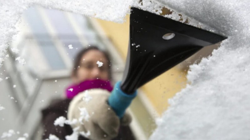 Седем често срещани грешки, които шофьорите допускат при почистване на сняг и лед