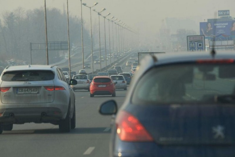 Екостикер пуска и спира колите при мръсен въздух в градовете. 1,5 млн. вече го имат