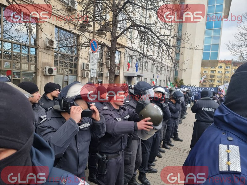 Полицаите свалиха каските в знак на солидарност към протестиращите СНИМКИ