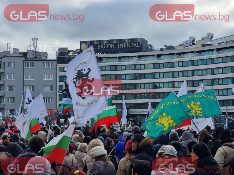 Протестиращи срещу зеления сертификат блокираха движението пред парламента  СНИМКИ