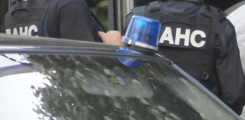 Полиция и ДАНС нахлуха в 