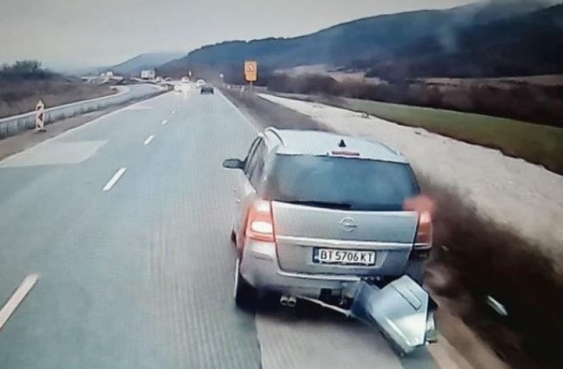 Автомобил засече и се блъсна в камион, водачът му избяга от местопроизшествието