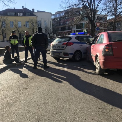 Пиян шофьор блъсна полицейска кола в Казанлък СНИМКИ
