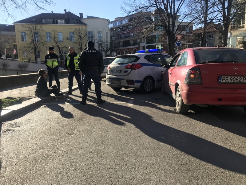 Пиян шофьор блъсна полицейска кола в Казанлък СНИМКИ