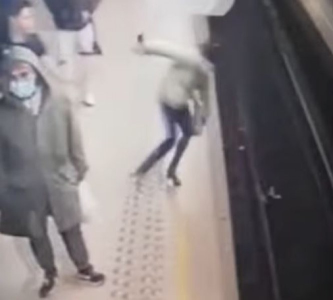 Кошмар! Млад мъж бутна жена пред влак в метро ВИДЕО