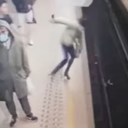 Кошмар! Млад мъж бутна жена пред влак в метро ВИДЕО