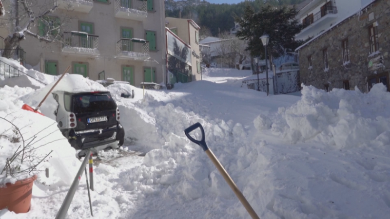 Снежна покривка натрупа на гръцки остров  СНИМКИ