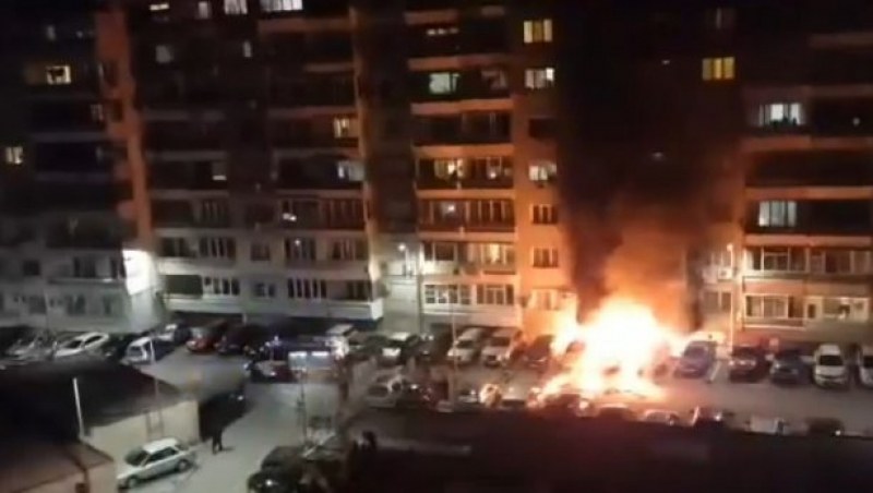 Автомобили в пламъци във Варна. Няма данни за пострадали ВИДЕО