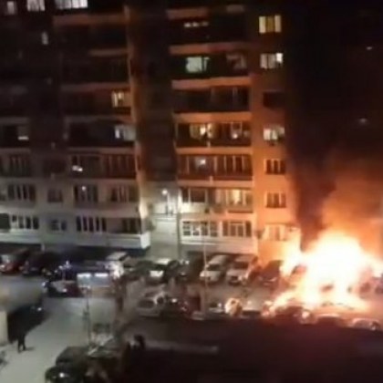 Автомобили в пламъци във Варна. Няма данни за пострадали ВИДЕО