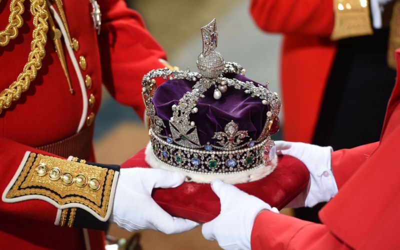 Тежката корона! На главата на Елизабет II са бижута за $7 млрд. СНИМКИ