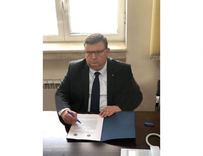 Цацаров входира оставката си в парламента. НС се сбира и разделя КПКОНПИ