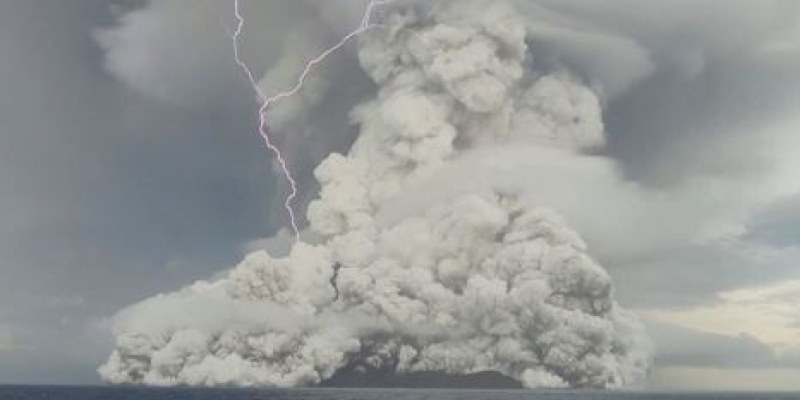 Заснеха изригването на вулкана Хунга Тонга от космоса ВИДЕО
