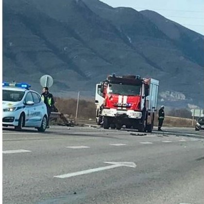 Камион спря заради паднал товар, пълен автобус с пътници се блъсна в него