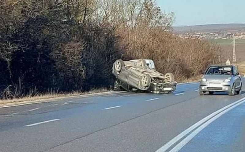 Лек автомобил тръгна да изпреварва камион, предизвика меле  СНИМКИ