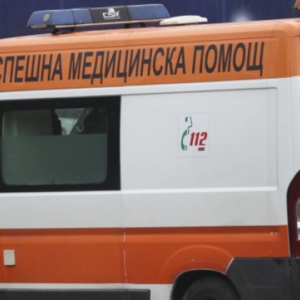 Шофьорка заби бус в стълб, пострада малкият й син. В болница е