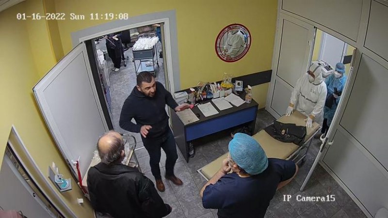 Пак агресия над медици и пак в Русе. Яростен мъж нахлу в ковид отделение