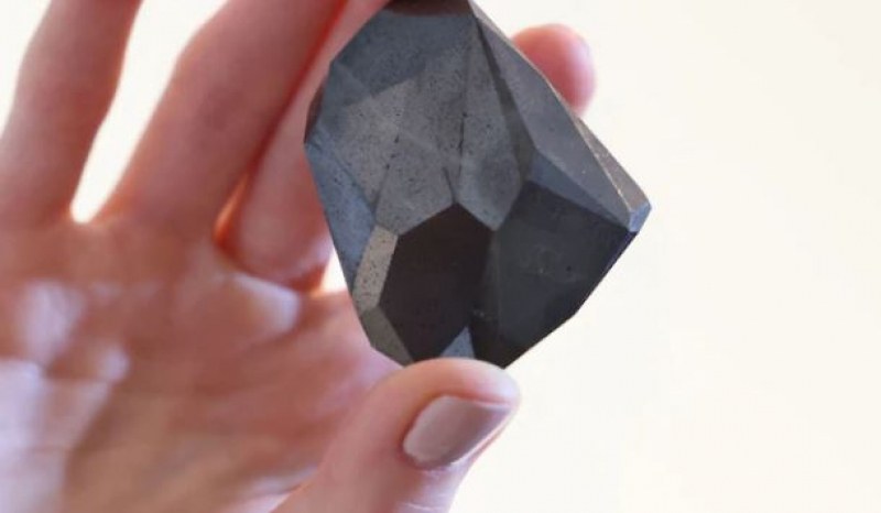 555.55-каратов черен диамант, който изглежда все едно не е от