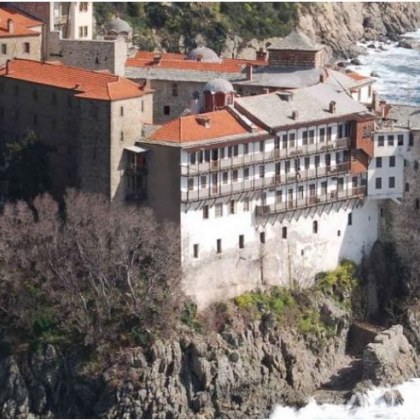 Най малко 40 монаси от общо 1 800 в Света гора