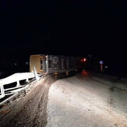 Тир се е обърнал на международния път Е 79 между Мездра