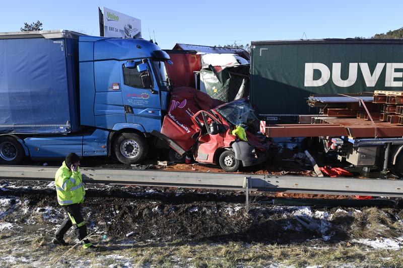 Меле заради снежна буря в Чехия! Десетки коли и камиони катастрофираха
