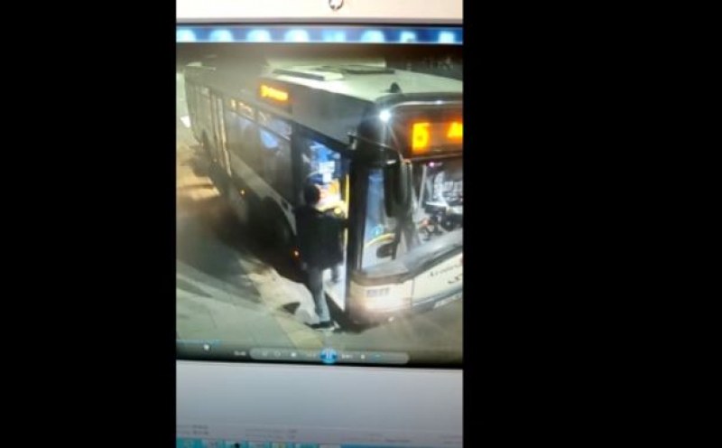 Полицията в Бургас издирва мъж, потрошил врата на автобус от градския