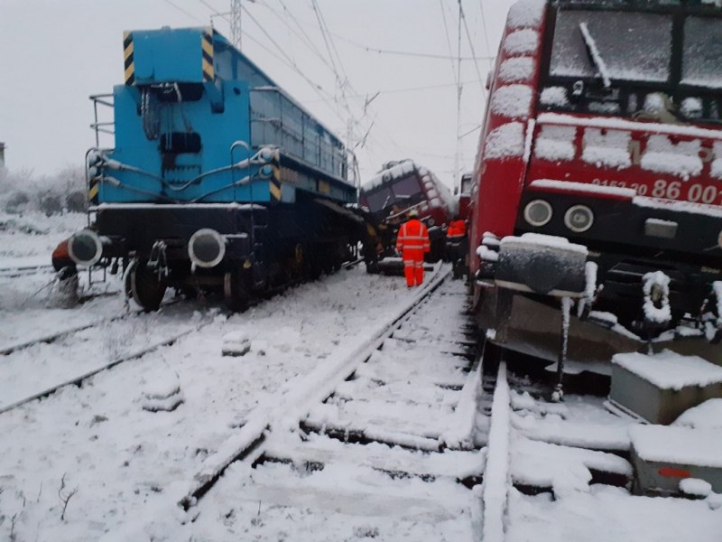 Два товарни влака се удариха в София СНИМКИ