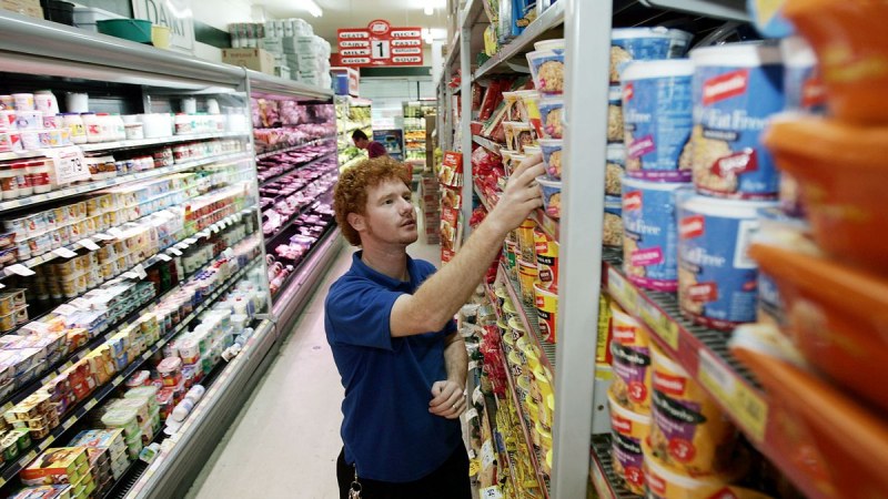 Пазаруването в супермаркети във връзка с ковид обстановката по цял